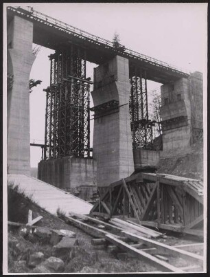 Baustelle einer Eisenbahnbrücke
