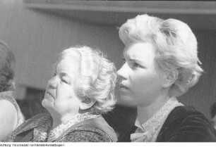 Verschiedene Veranstaltungen des Demokratischen Frauenbundes Deutschlands (DFD), Verleihung der Goldenen Nadel an Naumann, Salatzubereitungskurse, u.a., November 1964 & Bezirksdelegierten-Konferenz des Demokratischen Frauenbundes Deutschlands (DFD), April 1969