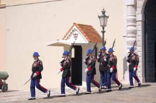 Monte Carlo - Wachaufzug am Schloss : Wachablösung am Fürstenschloss täglich 11:55 Uhr, aufgenommen in Monaco 2006