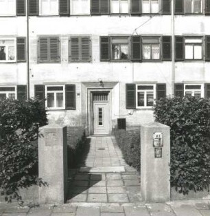 Dresden-Trachau. Wohnsiedlung Bauverein Gartenheim (1926/1928; P. Beck). Wohnblock, Böttgerstraße 31/35. Eingang (Nummer 33) mit Heckeneinfriedung