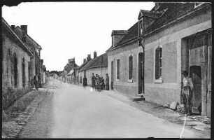 Juvincourt. Hauptstraße mit Einwohnern