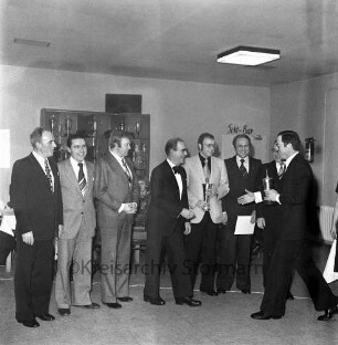 Verein Oldesloer Kegler: Stadtmeisterschaft: Schützenhalle: Landrat Hans-Henning Becker-Birck ehrt die Siegermannschaft des Männer-Mannschaftswettbewerbes "In Ordnung" der Betriebssportgemeinschaft der Kreisverwaltung Stormarn