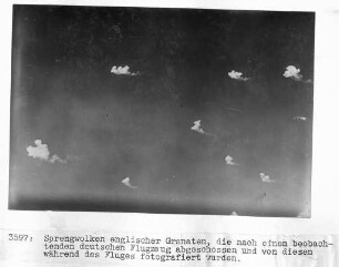 Erster Weltkrieg. Sprengwolken englischer Granaten