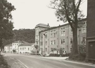 Kreischa-Sobrigau, Lockwitzgrund 123. Schokoladenfabrik Rüger (Wohn- und Gewerbepark). Wohnhaus (Haus A, 1870) und Verwaltungs- und Produktionsgebäude (Haus B, um 1870). Straßenansicht