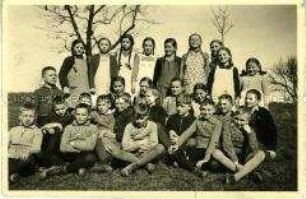 Klassenbild von Jungen und Mädchen auf dem Land