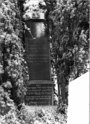 Grabstein 51 (Index: 99792531) Material: Granit Zustand: gut Maße HxBxT: 220x76x36 cm Beschreibung: Obelisk, getreppter Sockel: Grabstein 51