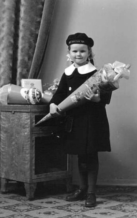 Roßwein. Schulanfängerin der Familie Eckhardt, Ostern 1937