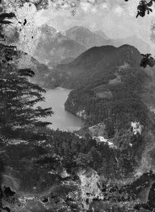 Schwangau. Blick von der Burg Neuschwanstein zum Schloss Hohenschwangau (Umbau 1833–1837) gegen die Tannheimer Gruppe