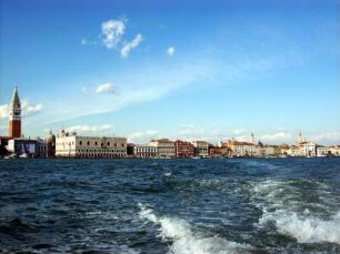 Venedig: Stadtsilhouette mit Campanile von San Marco und Dogenpalast/Palazzo Ducale