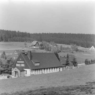 Ortsansicht mit sogenanntem "Dorfhaus"