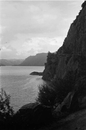 Straße am Rand eines Fjords.