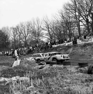 Sportveranstaltung: Aue-Ring: Erstes Turnier-Auto-Crash-Rennen: vorn Rennstrecke mit zwei Autos: links Helfer: im Hintergrund am Hang Zuschauer