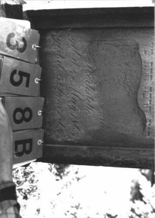Grabstein 358 (Index: 100106740) Material: Sandstein Zustand: stark verwittert, in Platten abgesprungen, weitgehender Textverlust Maße HxBxT: 99x38x12 cm Beschreibung: Stele mit Spitzbogenabschluß, Schriftfeld eingetieft in Maßwerkform, getreppter Sockel Symbolik: floral Besonderheit: Kindergrab: Grabstein 358B