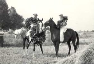Erntebrauch in Neu Zauche : Gesellschaftliche Volkskultur - Herbst. Ort: Nowa Niwa / Neu Zauche. Stollenreiten. Reiten um einen Stollen als Preis. Die beiden Gewinner.
