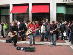 Strassenmusiker in der Grafton-Street im Zentrum von Dublin