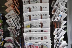 Lausanne - Schweizer Tageszeitungen : Zeitungsstand mit Schweizer Tageszeitungen, aufgenommen in Lausanne am 19. Mai 2010