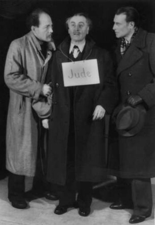 Die Schauspieler Willy Maertens (1893-1967), Heinz Klevenow (1908-1975) und Emil Lohkamp (1902-1993) im Theaterstück "Professor Mamlock" 1947 im Thalia Theater Hamburg