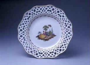 Teller mit ornamental durchbrochener Fahne