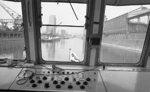 Duisburg: Hafenrundfahrt, aus dem Kommandostand des Schiffes