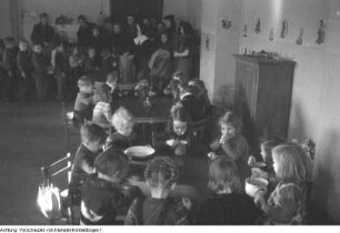 Internationales Rotes Kreuz. Kinderspeisung durchgeführt von Ordensschwestern, 1949
