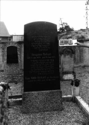 Grabstein 407 (Index: 99797442) Material: Basalt, Granit Zustand: gut Maße HxBxT: 176x66x23 cm Beschreibung: Stele, Segmentbogenabschluß, Sockel Symbolik: Davidstern: Grabstein 407
