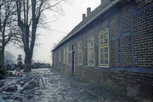 Beekmoorweg 4: giebelständiges Fachwerkhaus: Traufseite mit Eingangstür: nach Einsetzen neuer Fenster