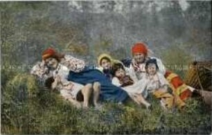 Frauen und Kinder in ukrainischer Volkstracht auf der Wiese