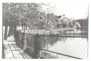 Schlossgraben mit Blick auf das Landestheater. sw-Papierabzug