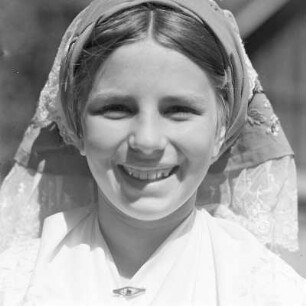 Mädchen Gerda Konzack in Spreewälder Sonntagstracht in Leipe. : Holca Gerda Konzack w Błótowskej njedźelskej drasće w Lipjem.