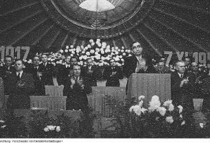 Dresden, 36. Jahrestag der Oktoberrevolution, Kranzniederlegung am Ehrenmal, Festakt, November 1953