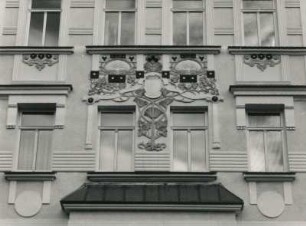 Leipzig-Lindenau, Helmholtzstraße 17. Wohnhaus. Um 1905. Fensterpaar mit Schmuckrelief (2. OG)