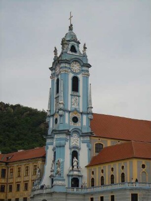 Dürnstein - Stadtansicht mit Klosterkirche : Aufgenommen am 12. Juni 2011 in der Wachau im Weinort Dürnstein