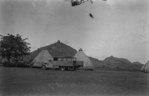 Rasthaus : Zwei Transporter vor einem Rasthaus, im Hintergrund Mount Ngaoundére.