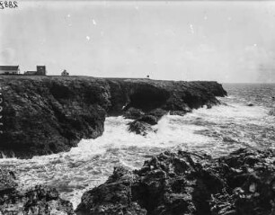 Häuser auf den Klippen : Blick auf Häuser von Belle-Île auf den Klippen bei einlaufender Flut.
