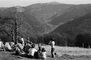 Gruppe lagert auf dem Gipfel des Schausinsland