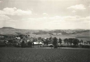 Annaberg-Buchholz. Ortsteilansicht von Annaberg mit Pöhlberg und Erzgebirgskamm. Blick von Norden