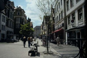 Lange Straße, Detmold, sonnig; farbig
