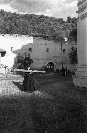 Reisefotos Rumänien. Nonne im Hof des Klosters Horezu