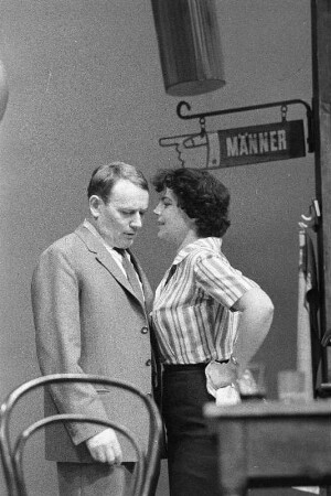 Szenenbilder aus "Das elfte Gebot", Schauspiel von Lajos Mesterházy (Regie: Helfried Schöbe l/ Horst Schönemann, Ausstattung: Dieter Berge). Maxim-Gorki-Theater Berlin, 02.04.1962 (Premiere am 04.04.1962) : Mit Albert Hetterle (Schriftsteller), Sabine Krug (Marika), Walter Jupé (Zoltán), Monika Lennartz (Márta), Horst Westphal (Joska), Alfred Müller (Lehrer), Ruth Langer (Karola), Kurt Böwe (Bürgermeister), Helga Raumer (Frau Kadacz), Erich Mirek (Meszaros) u. a.