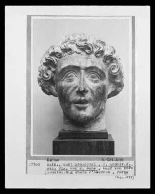 Reims, Kathedrale Notre-Dame, nördlicher Querhausarm, Gerichtsportal, 2. Archivolte rechts - Kopf der mittleren Figur
