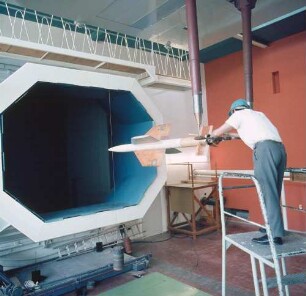 Deutsche Forschungs- und Versuchsanstalt für Luft- und Raumfahrt. Institut für Aerodynamik. Blick aus der Düse des Niedergeschwindigkeitskanals auf ein Modell und den Auffangtrichter