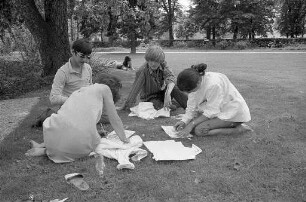 Erledigung der Schularbeiten im Schlossgarten.