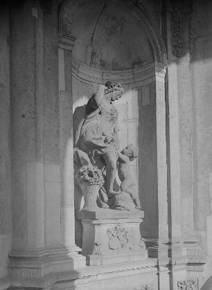Venus Anadyomene : Venus Anadyomene aus dem Schloßpark Wiederau. Sandstein; H. ca. 180 cm (1724; B. Permoser). Dresden: Zwinger, Kronentor