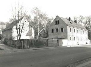 Dresden-Trachenberge, Döbelner Straße 32. Bauernhof (M. 19. Jh.). Scheune und Wohnhaus. Straßenansicht