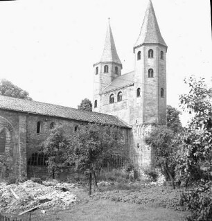 Drübeck, ehem. Benediktinerinnen-Klosterkirche, heute St. Vitus, Außenansicht: Westwerk und Teil des Langhauses von Nordost-Westbau: 1170-1180