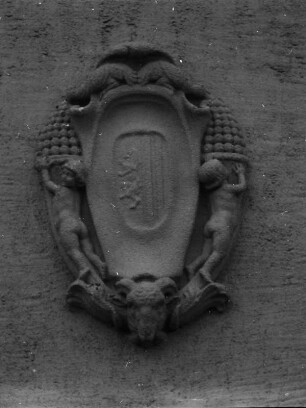 Dresden-Kaditz, Scharfenberger Straße 152. Stadtentwässerung Dresden GmbH, Kläranlage Kaditz (1909-1911; Hermann Klette, Hans Erlwein). "Erlwein-Kachel" über dem Tor zum Hauptpumpwerk