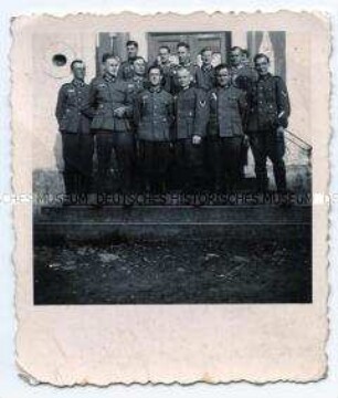 Gruppenbild von Offizieren vor einem Hauseingang