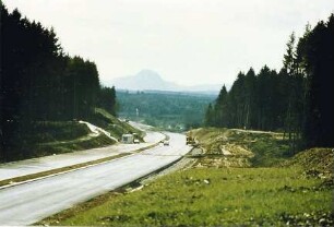 Trassierung In Bildmitte Baubeginn für BW 613, Überführung eines Forstweges.
