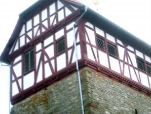 Evangelische Kirche - Kirchturm von Nordwesten - Fachwerk-Glockenstube (erneuert Jahr 1702) im Detail