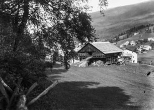 Hof und Futterhaus : Blick auf ein Gehöft mit vorgelagertem Futterhaus im Grödental, Südtirol